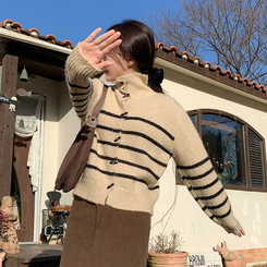[ウール含有] (2種類のネック/カラー＆ハイネック) Monthly ウッドトグルボタン ストライプニットカーディガン BEIGE