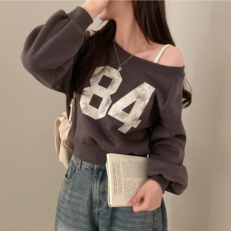 【起毛】84レタリングオフショルダークロップトレーナー