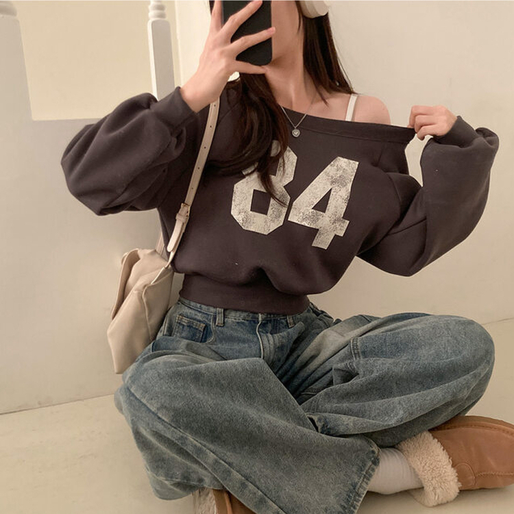 【起毛】84レタリングオフショルダークロップトレーナー