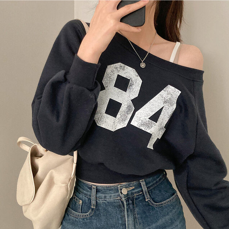 【起毛】84レタリングオフショルダークロップトレーナー