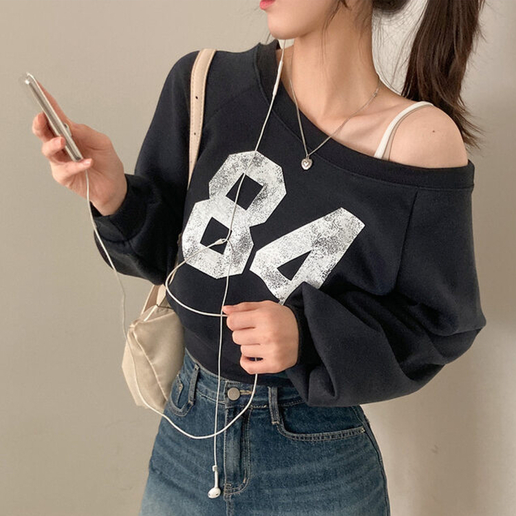 【起毛】84レタリングオフショルダークロップトレーナー