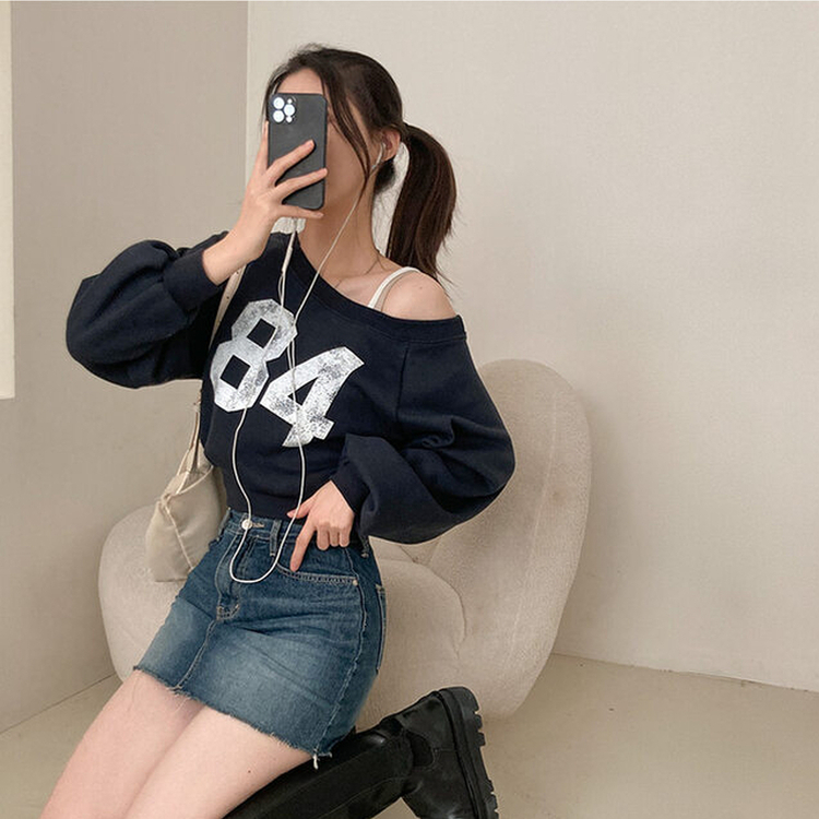 【起毛】84レタリングオフショルダークロップトレーナー
