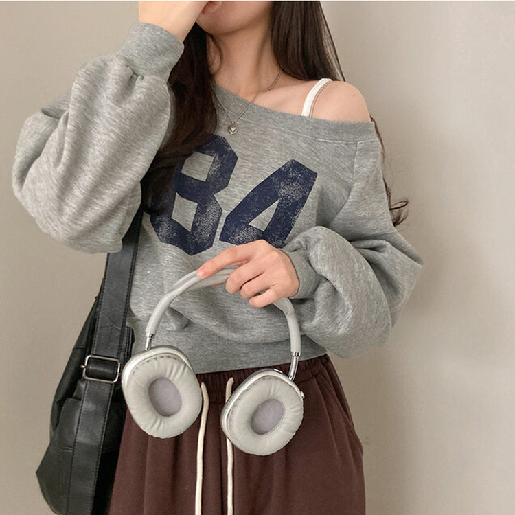 【起毛】84レタリングオフショルダークロップトレーナー