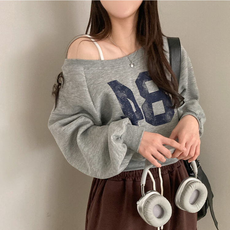 【起毛】84レタリングオフショルダークロップトレーナー