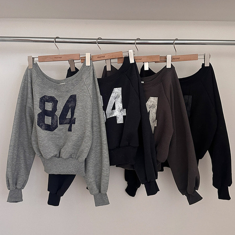 【起毛】84レタリングオフショルダークロップトレーナー