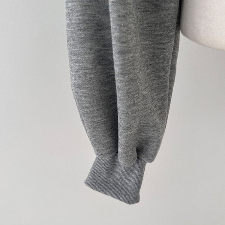 【起毛】84レタリングオフショルダークロップトレーナー