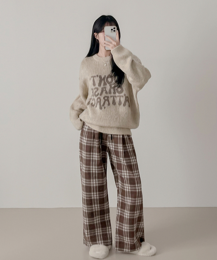 크리미 레터링 브러쉬 니트 베이지