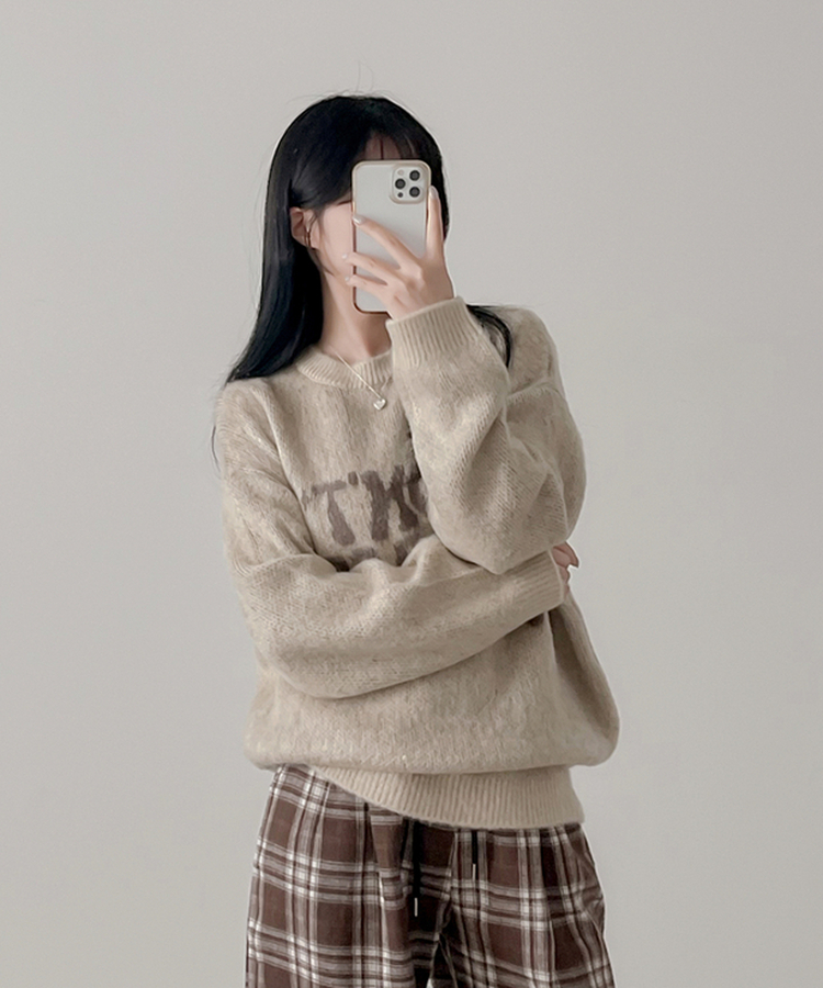 크리미 레터링 브러쉬 니트 베이지