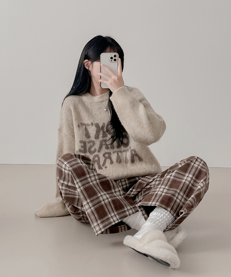 크리미 레터링 브러쉬 니트 베이지