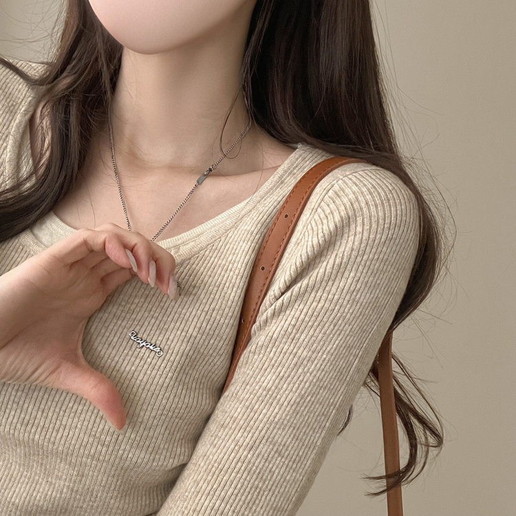 레지 셔링 레터링 자수 두겹 일체형 골지 니트 베이지