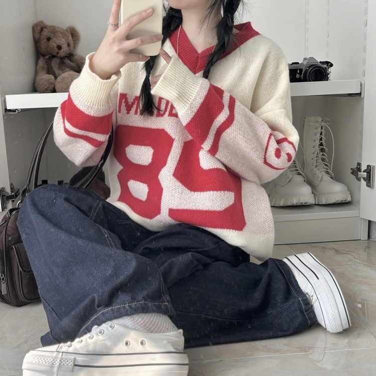 89レタリングバイカラーVネックニット