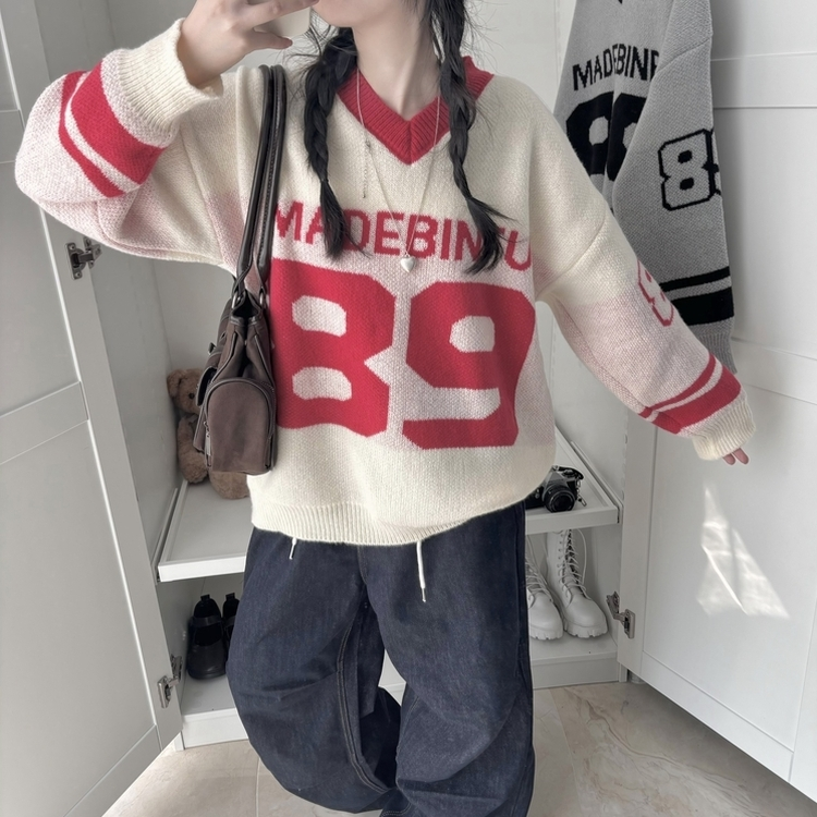 89レタリングバイカラーVネックニット