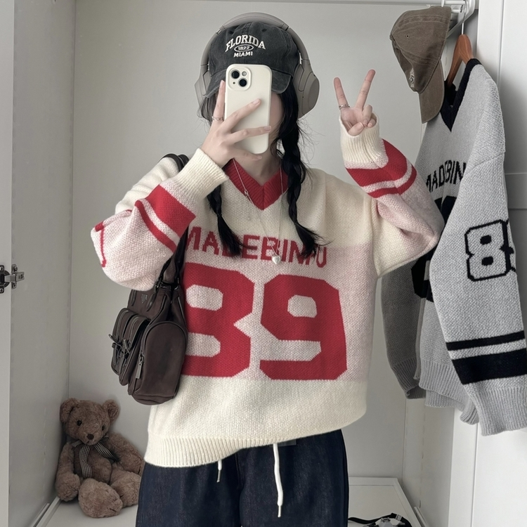 89レタリングバイカラーVネックニット