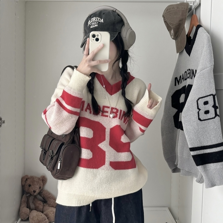 89レタリングバイカラーVネックニット