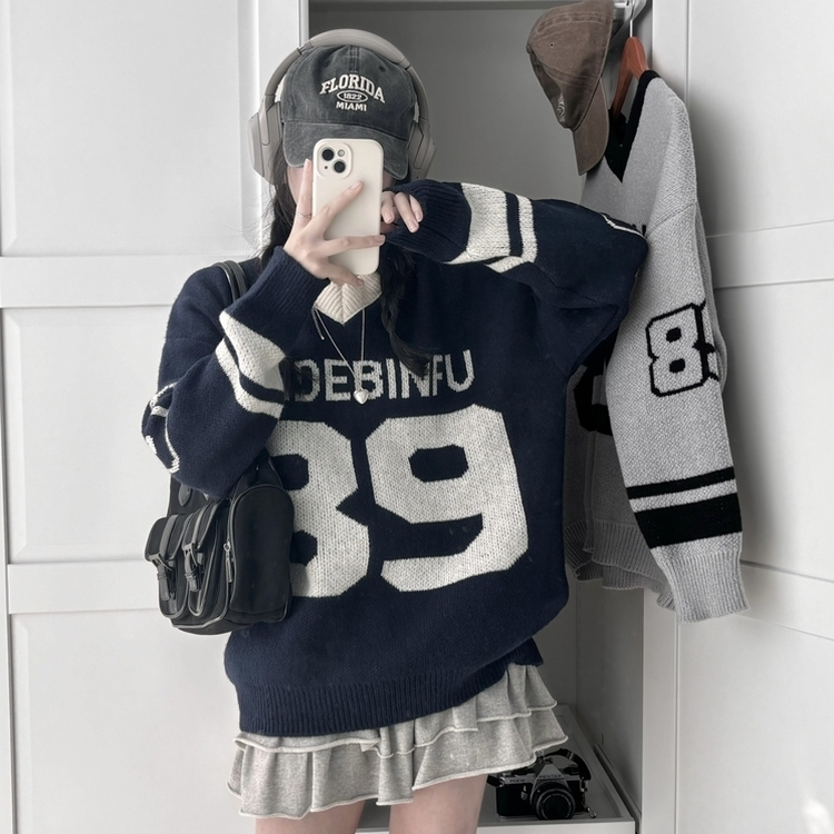 89レタリングバイカラーVネックニット