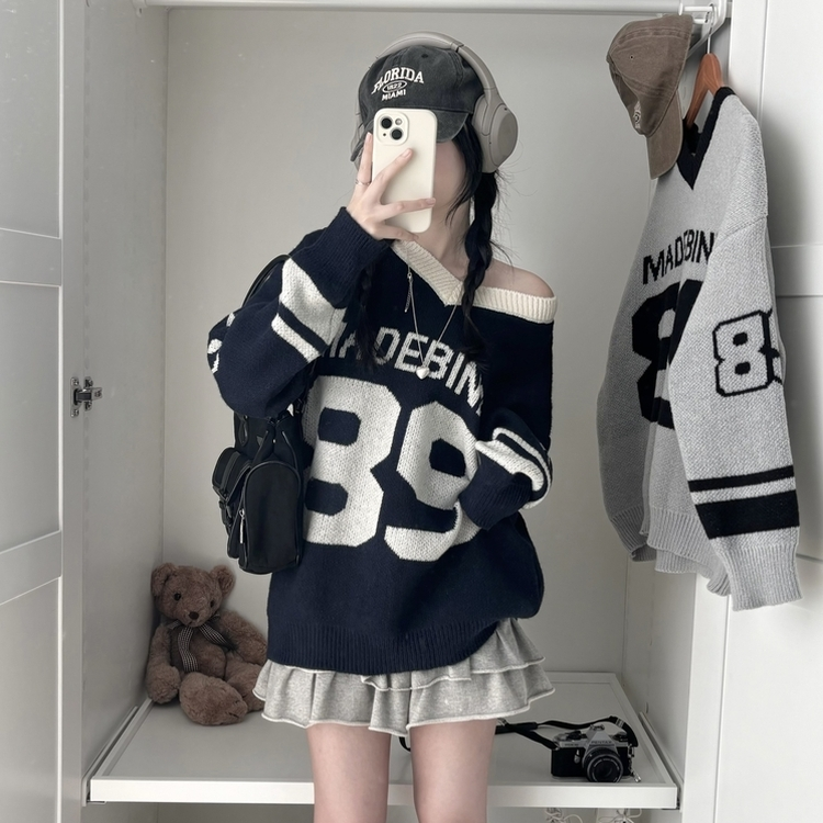 89レタリングバイカラーVネックニット