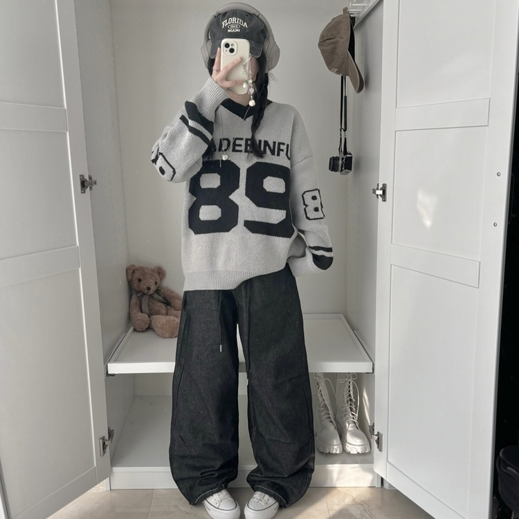 89レタリングバイカラーVネックニット