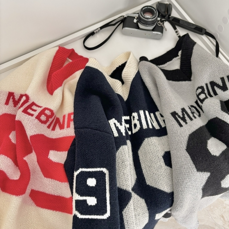 89レタリングバイカラーVネックニット