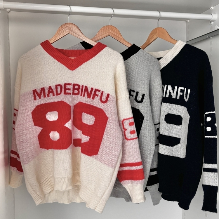 89レタリングバイカラーVネックニット