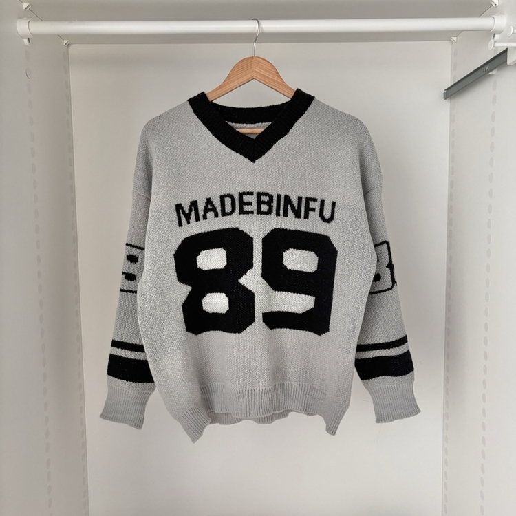 89レタリングバイカラーVネックニット