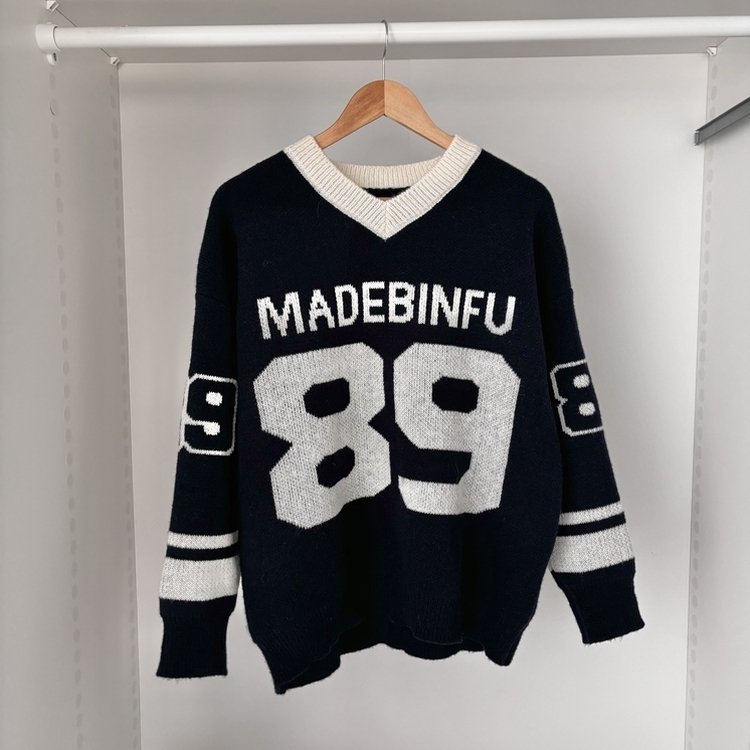 89レタリングバイカラーVネックニット