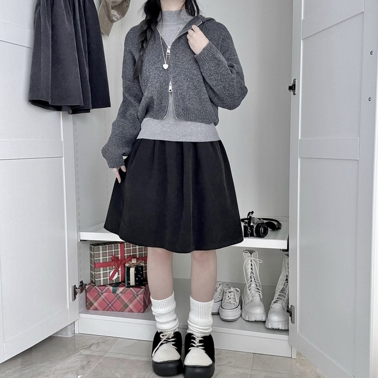 스웨이드 뒷밴딩 플리츠 미디스커트 블랙