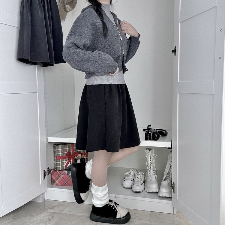 스웨이드 뒷밴딩 플리츠 미디스커트 블랙