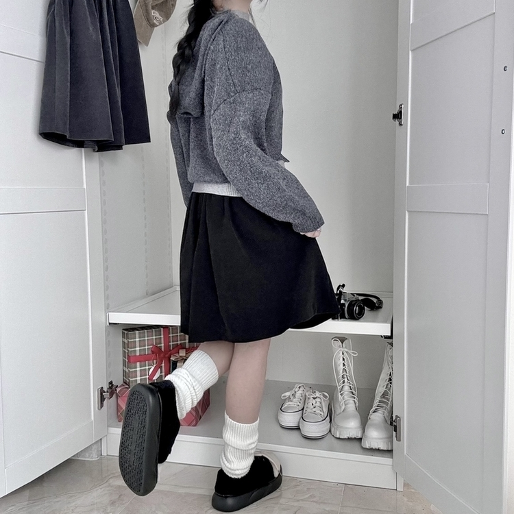 스웨이드 뒷밴딩 플리츠 미디스커트 블랙