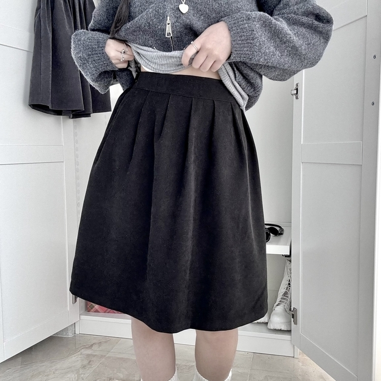 스웨이드 뒷밴딩 플리츠 미디스커트 블랙
