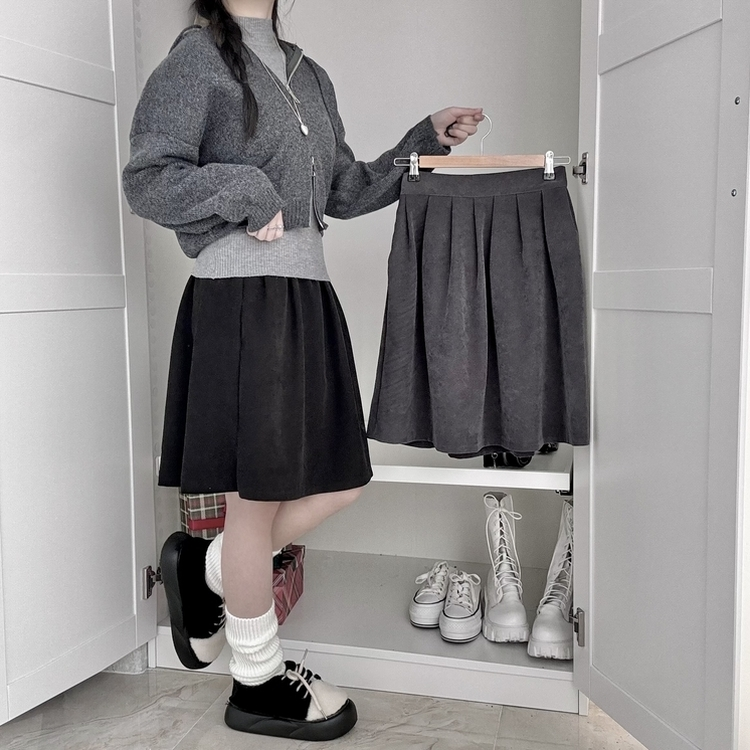스웨이드 뒷밴딩 플리츠 미디스커트 블랙