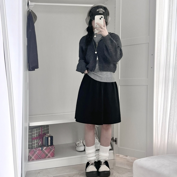 스웨이드 뒷밴딩 플리츠 미디스커트 블랙