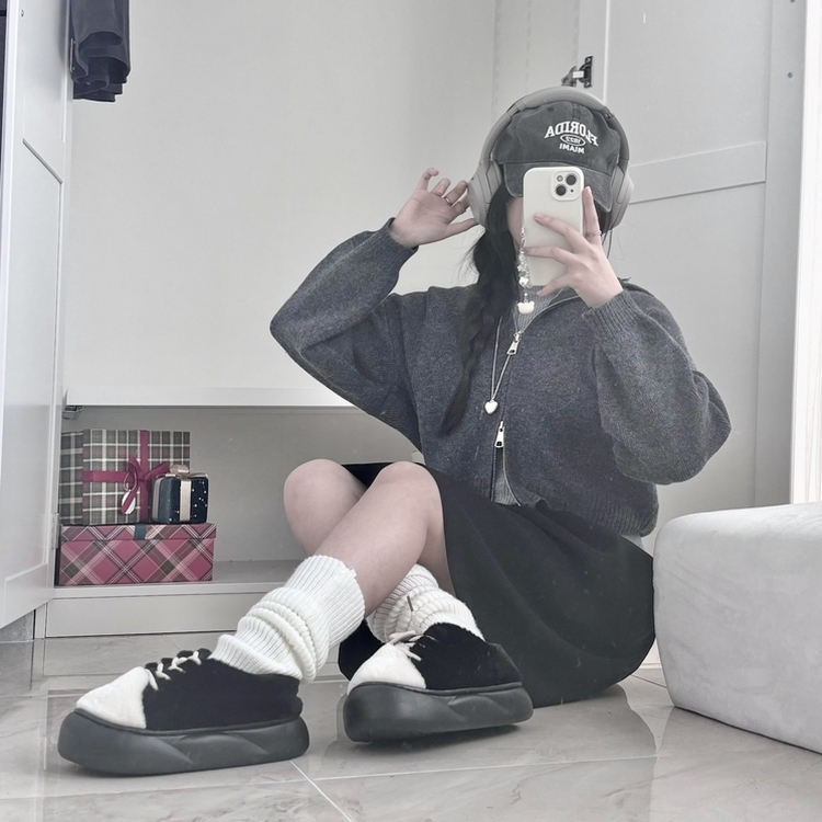 스웨이드 뒷밴딩 플리츠 미디스커트 블랙