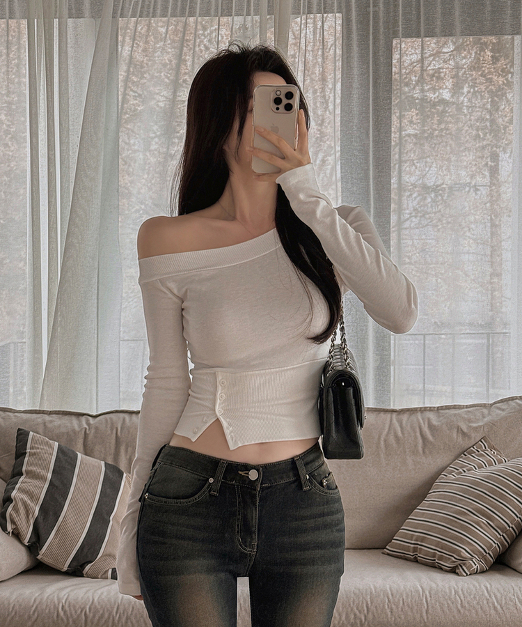 オフショルダーボタンクロップTシャツ｜長袖Tシャツ｜韓国