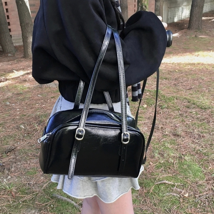 レザーショルダーバッグ BLACK