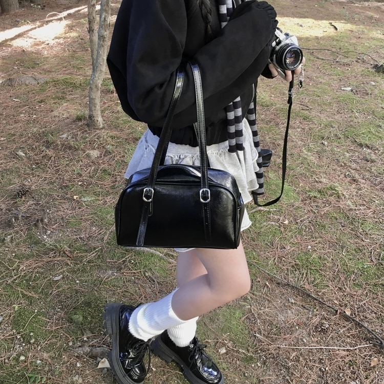 レザーショルダーバッグ BLACK