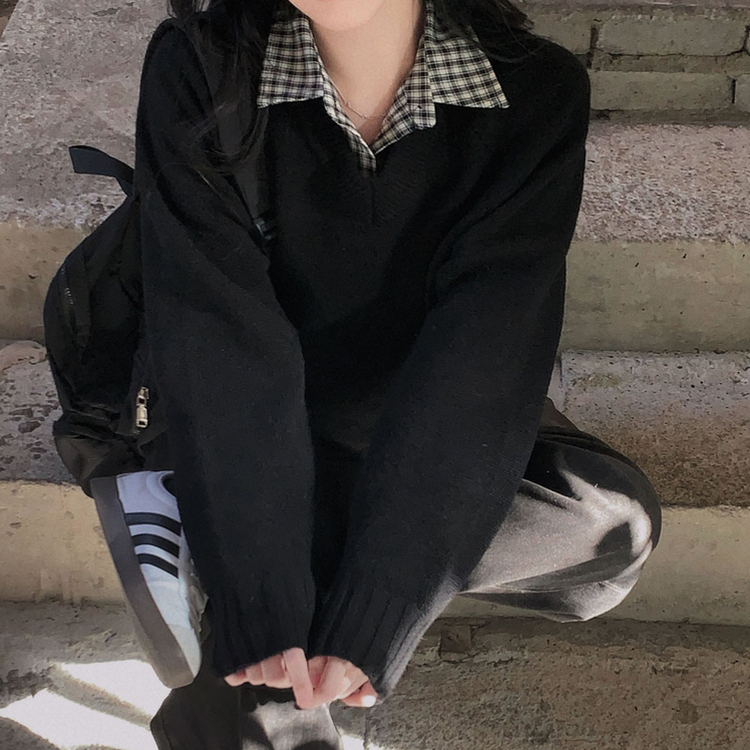 제니 브이넥 레이어드 루즈핏 나그랑 니트 블랙