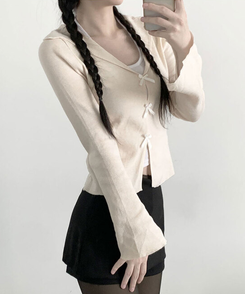 로네 러블리 브이넥 여리핏 리본 일체형 밑단 트임 나팔소매 니트 티셔츠 베이지