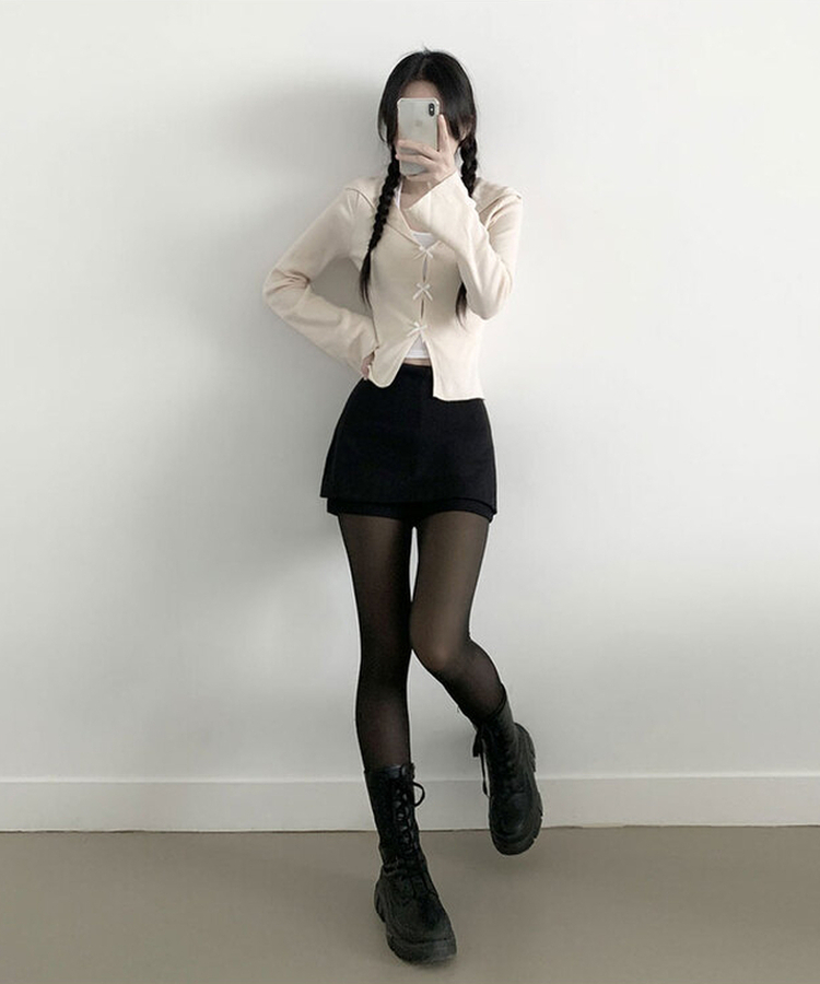 로네 러블리 브이넥 여리핏 리본 일체형 밑단 트임 나팔소매 니트 티셔츠 베이지