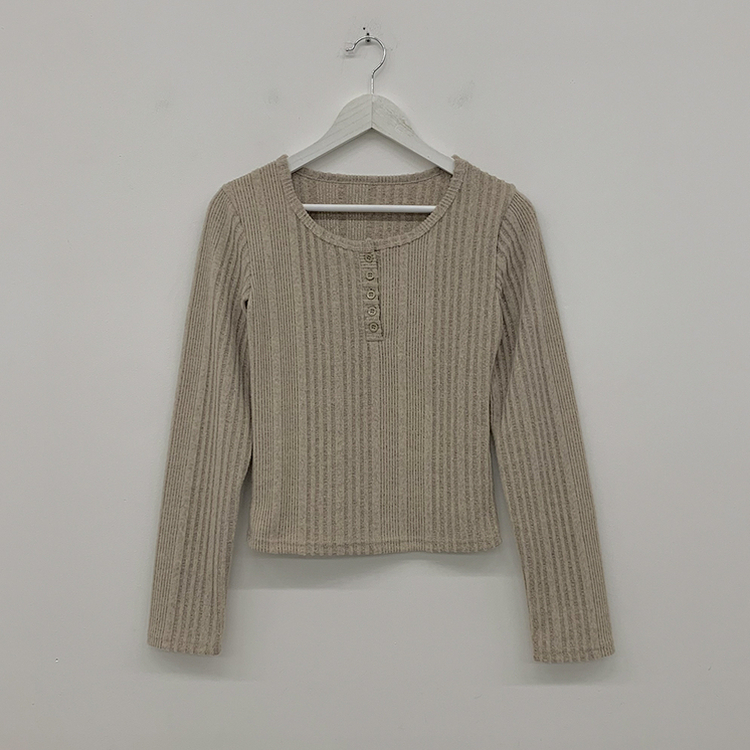 ボタンラウンドネックニット