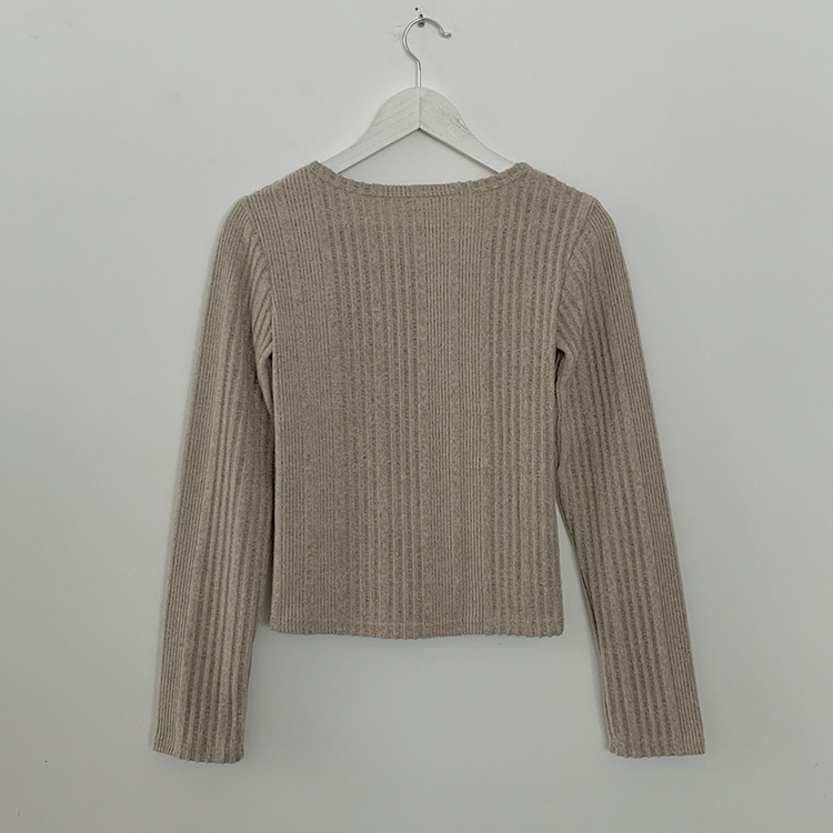 ボタンラウンドネックニット