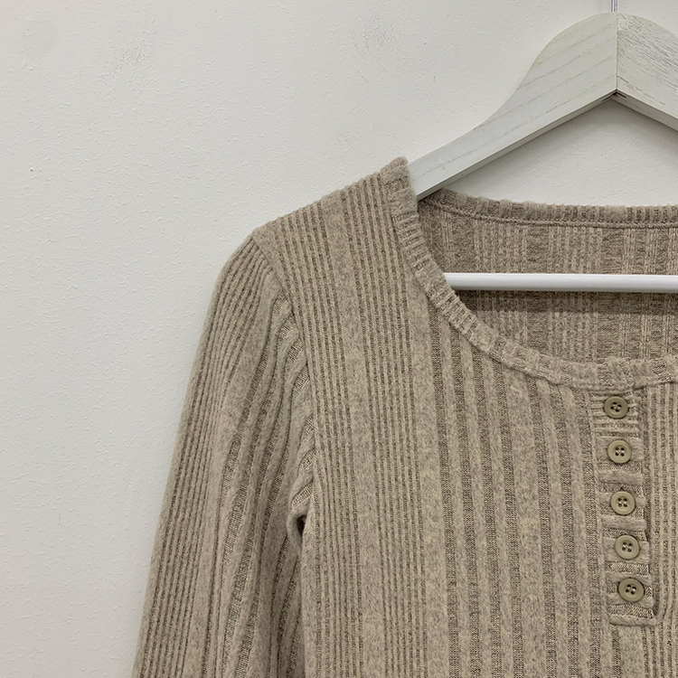 ボタンラウンドネックニット