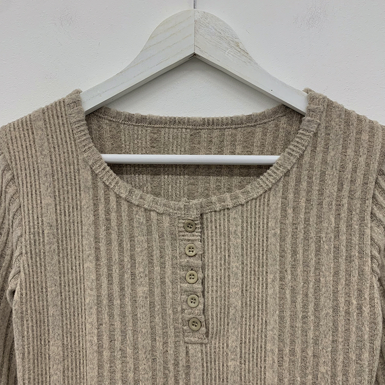 ボタンラウンドネックニット