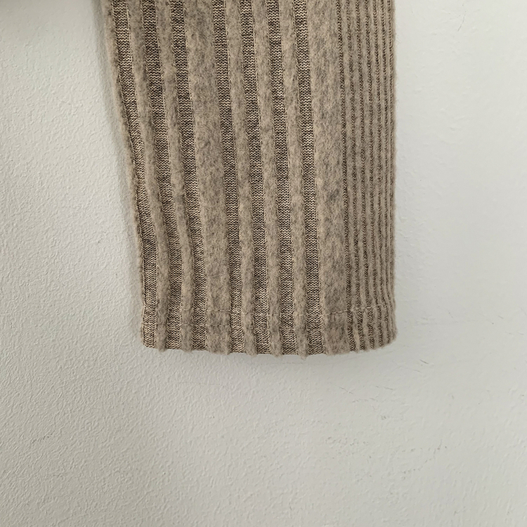 ボタンラウンドネックニット