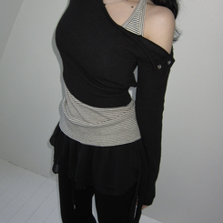 スナップボタンバッグホールオフ長袖Tシャツ BLACK