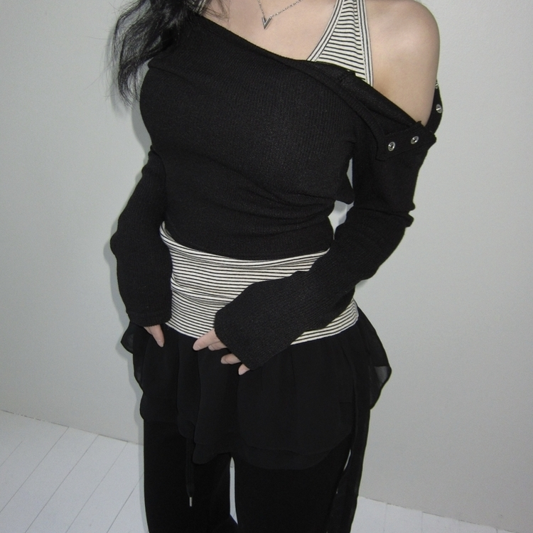 スナップボタンバッグホールオフ長袖Tシャツ BLACK