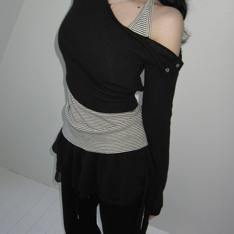 スナップボタンバッグホールオフ長袖Tシャツ BLACK