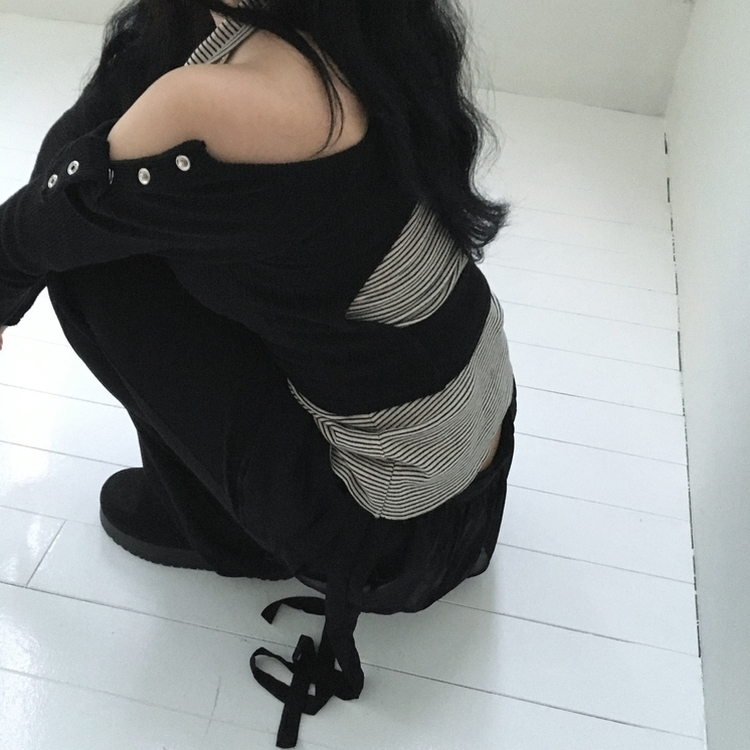 スナップボタンバッグホールオフ長袖Tシャツ BLACK