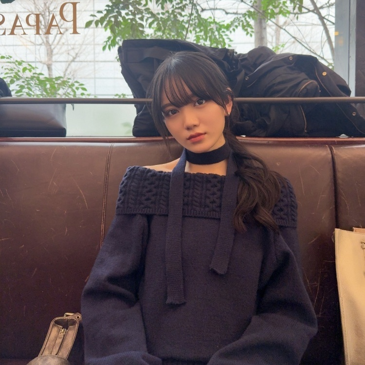 와플 꽈배기 오프숄더 니트 네이비