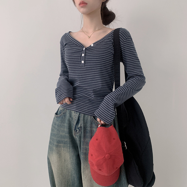Vネックボタンストライプ長袖Tシャツ