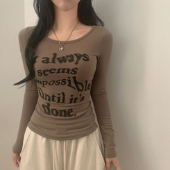 スリムレタリング長袖Tシャツ KHAKI BEIGE